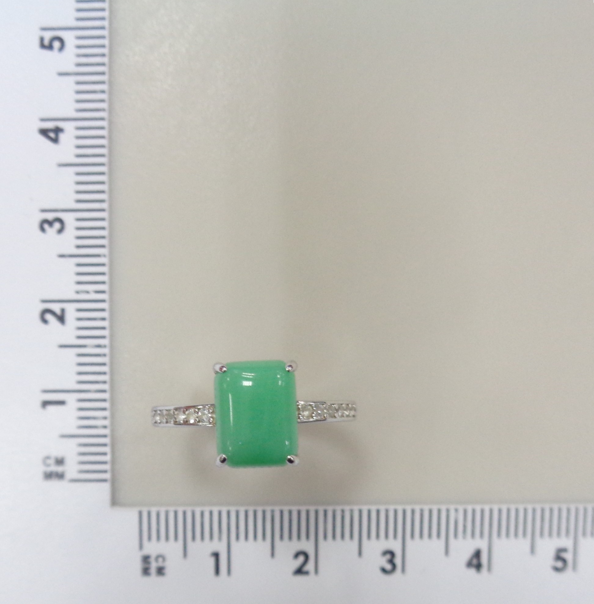 Серебряное кольцо с зеленым халцедоном